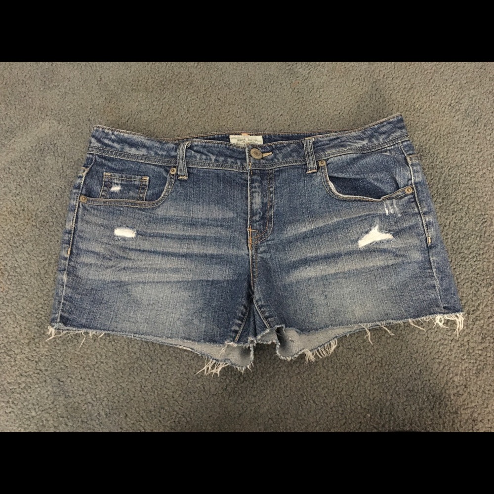 NWOT Medium wash denim shorts